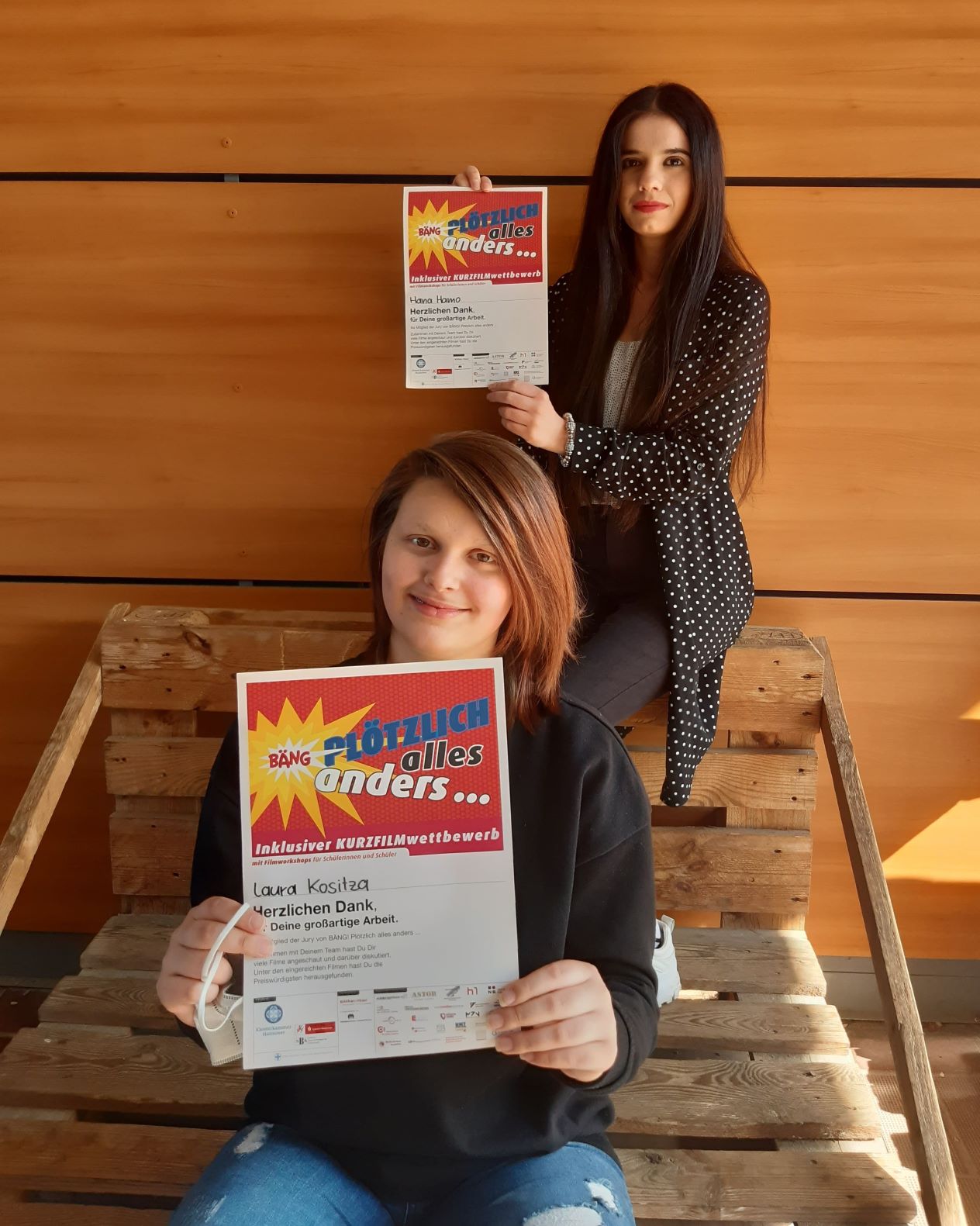 Hana Hama und Laura Kositza mit ihren Urkunden zur Teilnahme als Jurymitglied